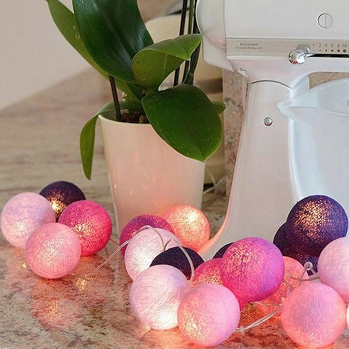 NOUVEAU RICHE Fröhliche Baumwollkugel-Lichterkette – Cotton Ball Lichterkette mit 10 LED Kugeln, USB oder Batterie, 9 Farben – LumiBall Lavendel 1.5 meters 10 lights