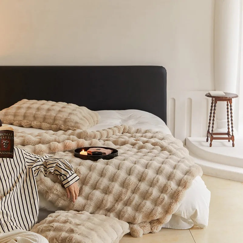 NOUVEAU RICHE Kaninchen-Faux-Fur-Decke für ultimativen Komfort und Wärme