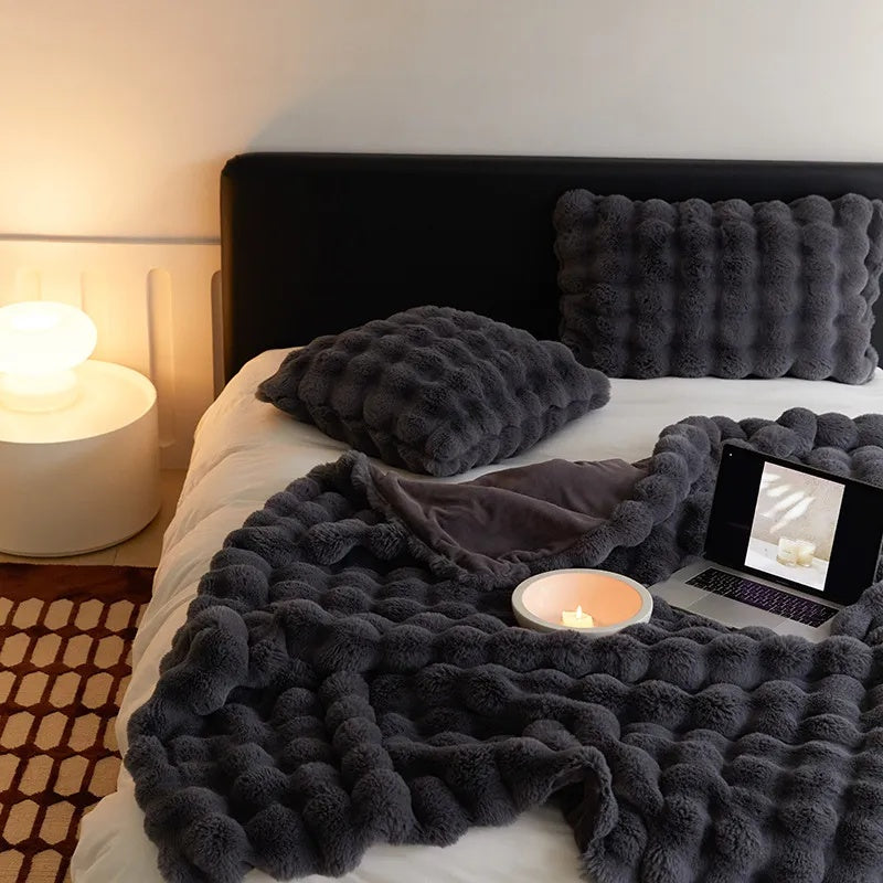 NOUVEAU RICHE Kaninchen-Faux-Fur-Decke für ultimativen Komfort und Wärme