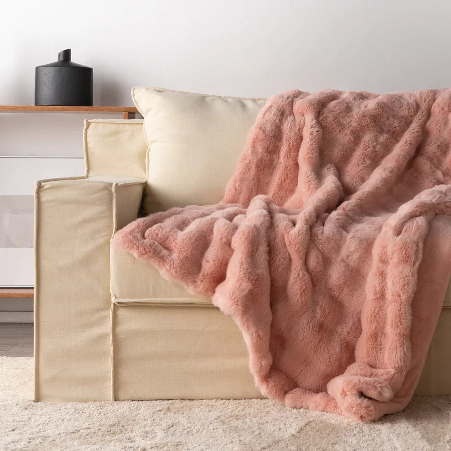 NOUVEAU RICHE Kaninchen-Faux-Fur-Decke für ultimativen Komfort und Wärme Rosé