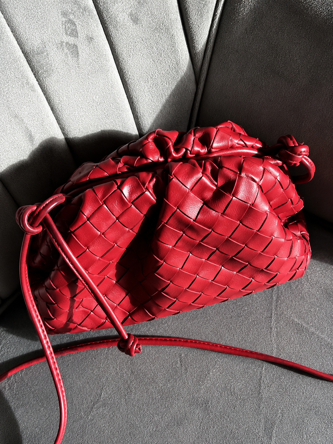 NOUVEAU RICHE Geflochtene Kordelzugtasche aus Kunstleder für Alltag und Abendveranstaltungen mit Stil und Funktionalität
