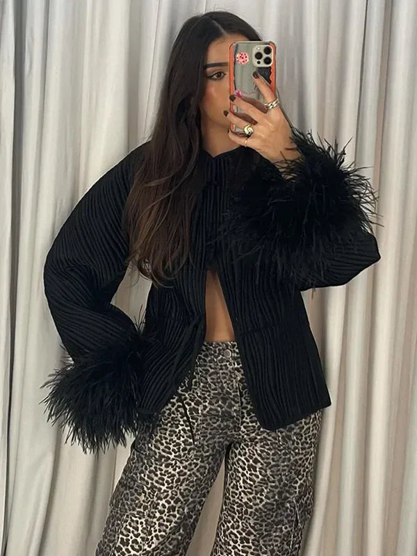 NOUVEAU RICHE Elegante Jacke mit Federmanschetten für Damen Schicke Oberbekleidung mit Einzigartigen Details Hochwertige Materialien Stilvolle Alltagsmode Schwarz Lila