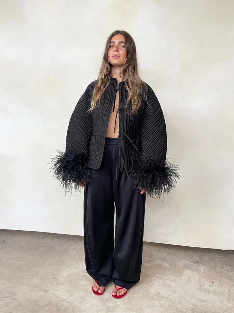 NOUVEAU RICHE Elegante Jacke mit Federmanschetten für Damen Schicke Oberbekleidung mit Einzigartigen Details Hochwertige Materialien Stilvolle Alltagsmode