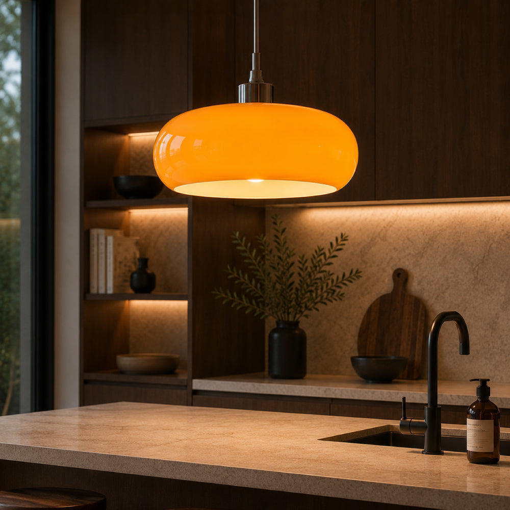 NOUVEAU RICHE Retro-Pendelleuchte – Hängelampe aus Farbigem Glas für den Esstisch & Kücheninsel, Weiss oder Orange