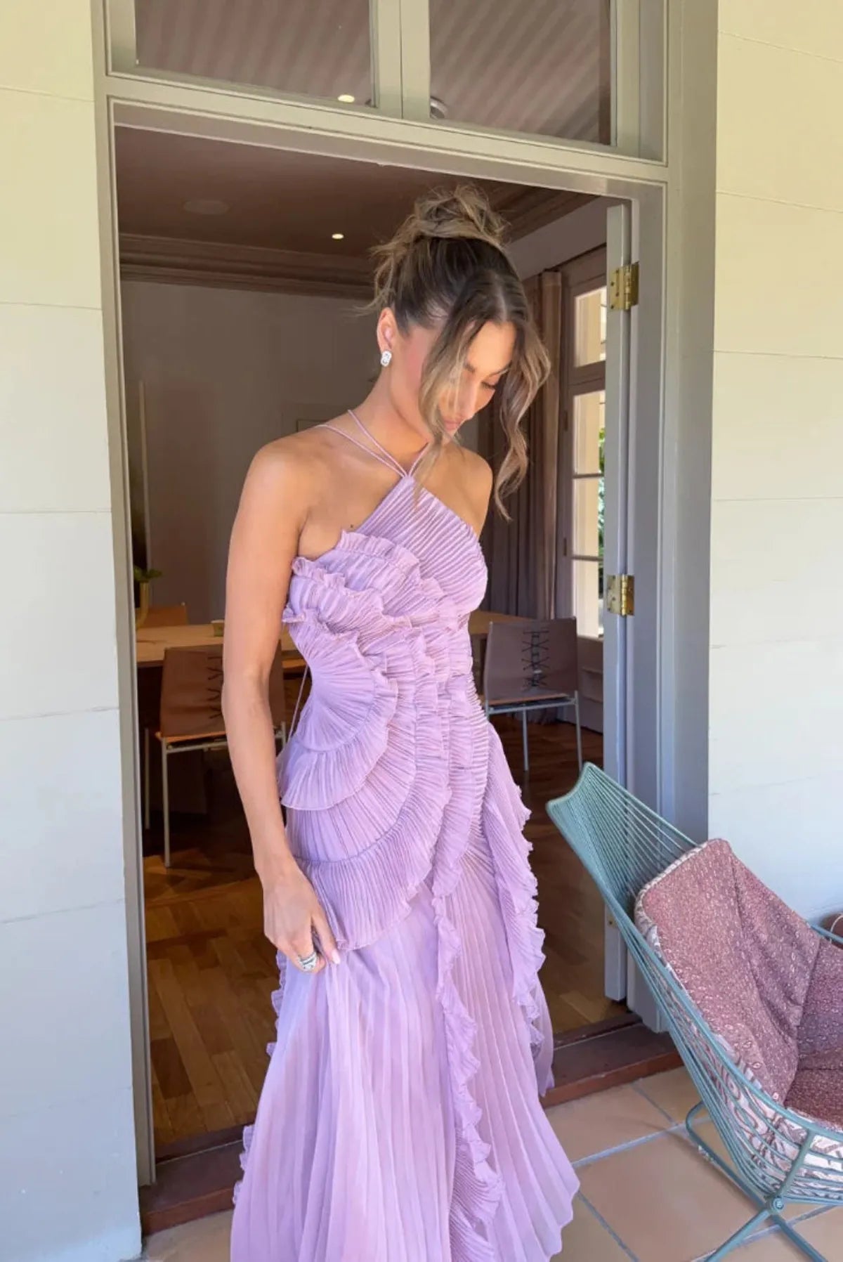 NOUVEAU RICHE Rückenfreies Neckholder-Maxikleid mit Rüschen und Schlitz