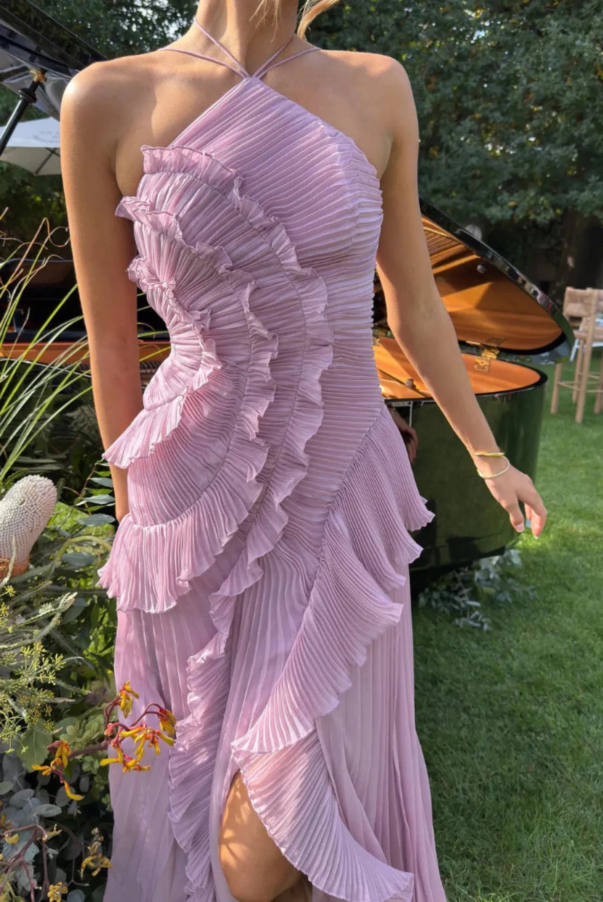 NOUVEAU RICHE Rückenfreies Neckholder-Maxikleid mit Rüschen und Schlitz
