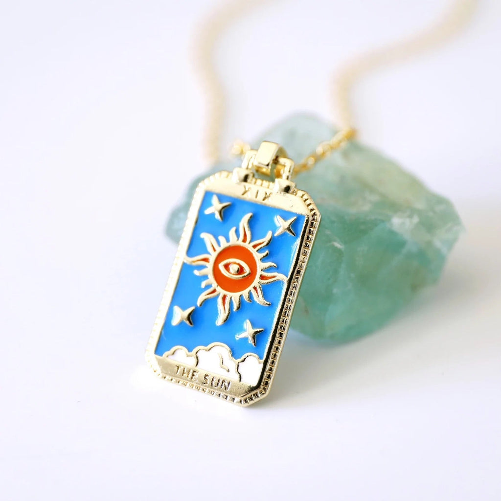 NOUVEAU RICHE Tarotkarten-Halskette – Tarot Anhänger Halskette aus Edelstahl, Sonne, Mond, Stern & Welt, jede mit eigener Bedeutung – Amore Sonne