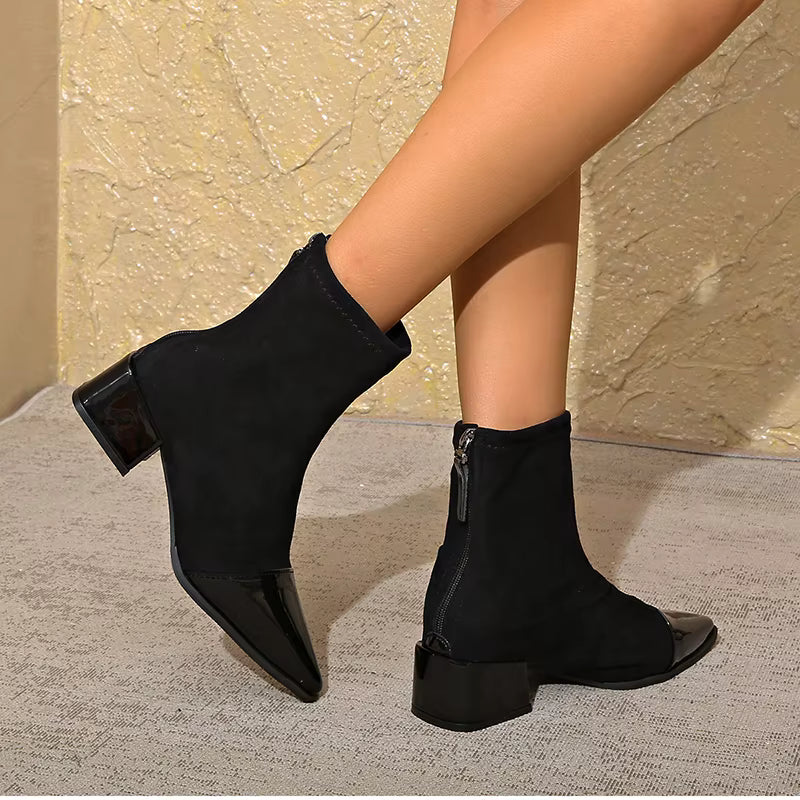 NOUVEAU RICHE Luna | Elegante Wildleder-Stiefeletten mit Lackdetails & Bequemem Blockabsatz