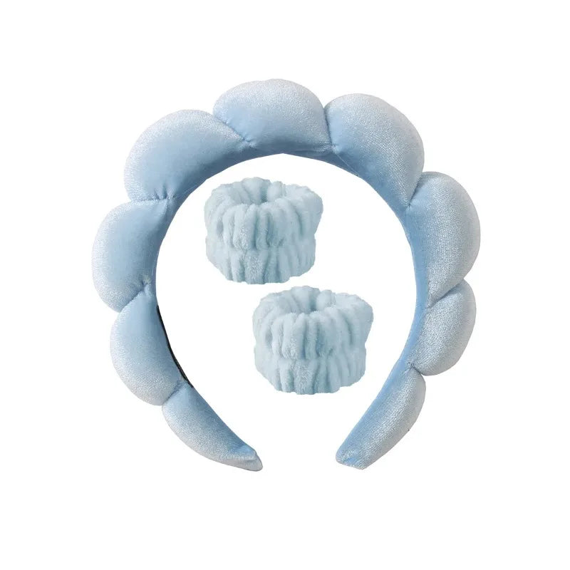 NOUVEAU RICHE Plüsch Spa-Haarband & Armband Set – Flauschiges Kosmetik Stirnband mit Handgelenk-Tüchern fürs Gesichtwaschen, 12 Farben – Fluffiea Blau