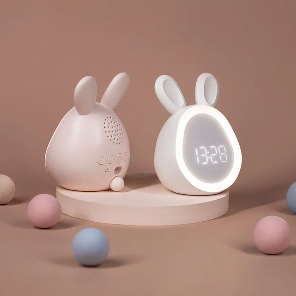 NOUVEAU RICHE Kinderwecker Hase mit LED-Nachtlicht – Wecker für Kinder mit dimmbarem Nachtlicht, Rosa oder Weiss – BunniGlow