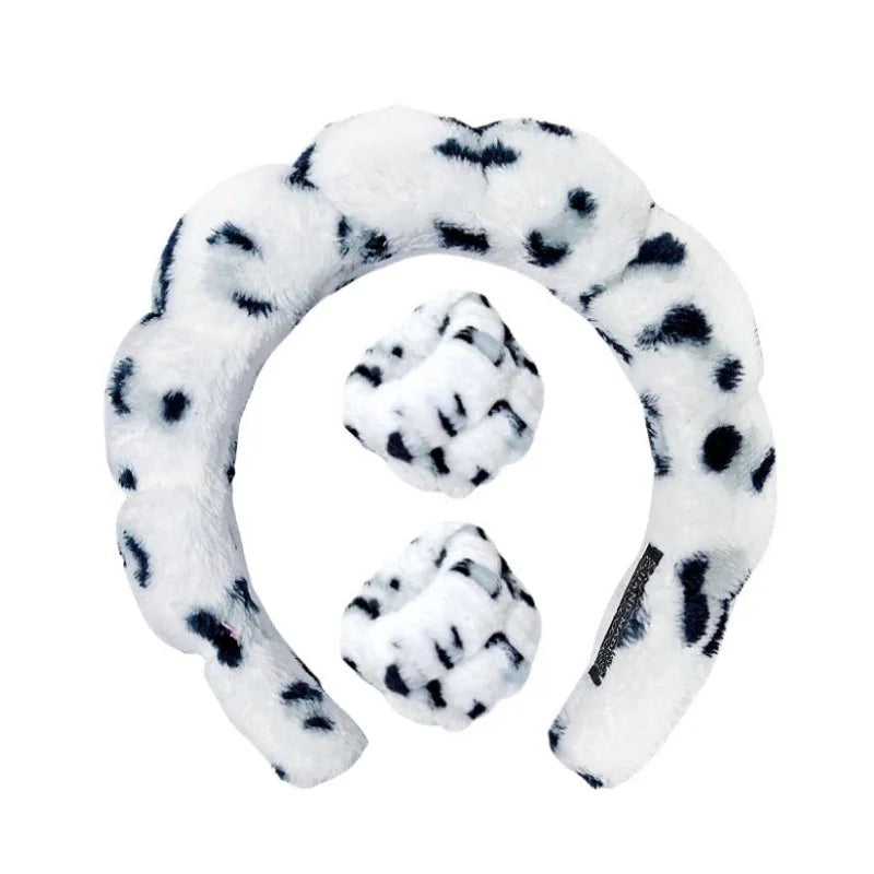 NOUVEAU RICHE Plüsch Spa-Haarband & Armband Set – Flauschiges Kosmetik Stirnband mit Handgelenk-Tüchern fürs Gesichtwaschen, 12 Farben – Fluffiea Dalmatiner Weiss