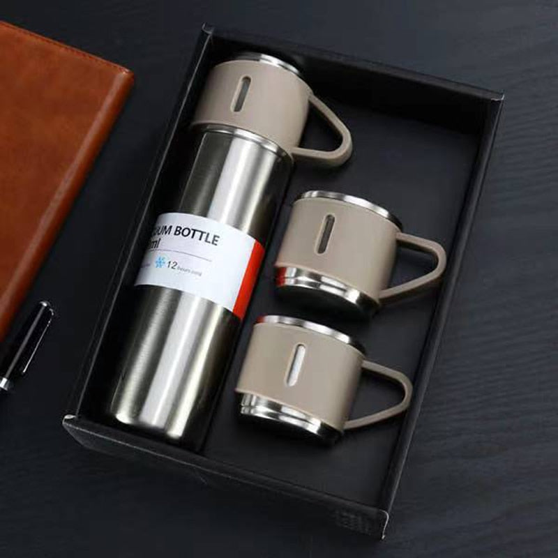 NOUVEAU RICHE Edelstahl-Thermoskanne | Die ideale Thermoskanne für unterwegs Braun + 2 Becher