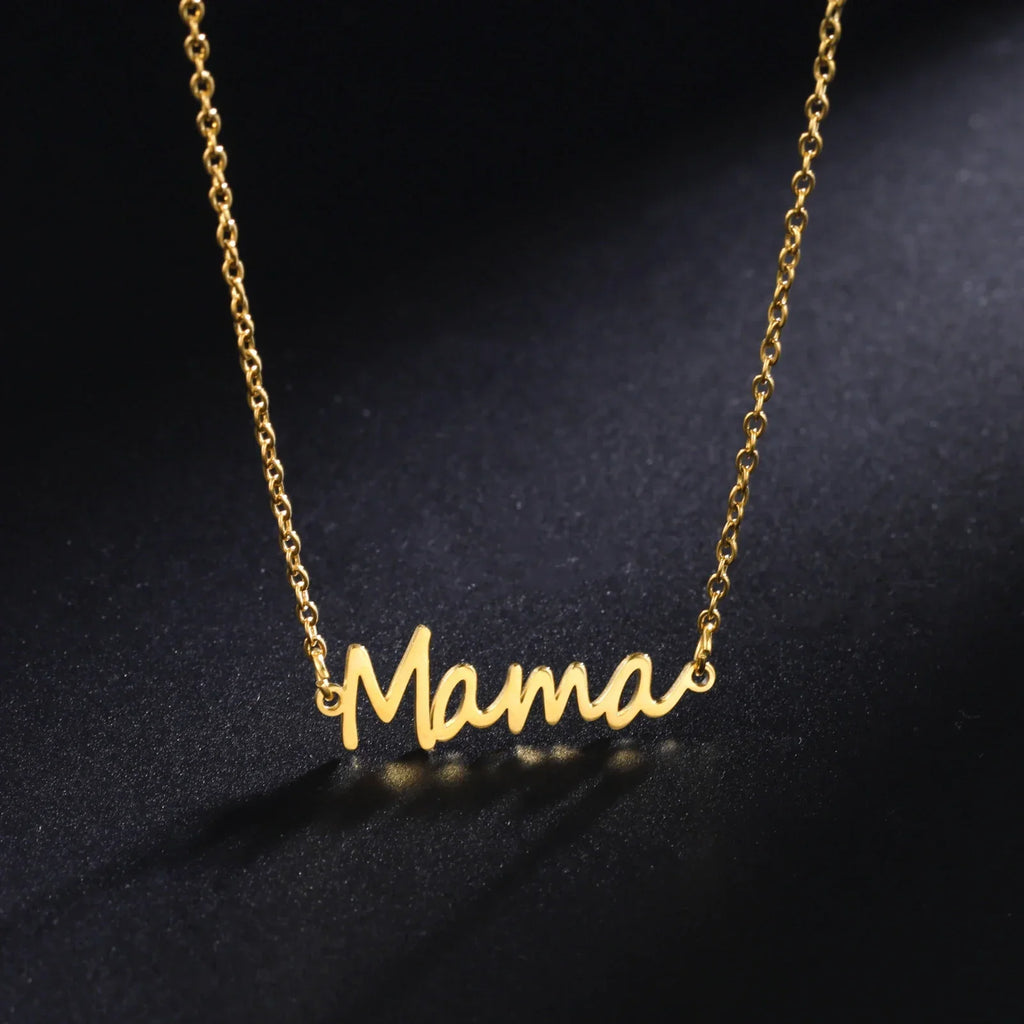 NOUVEAU RICHE Amore | Mama Buchstaben-Anhänger-Halskette für Damen