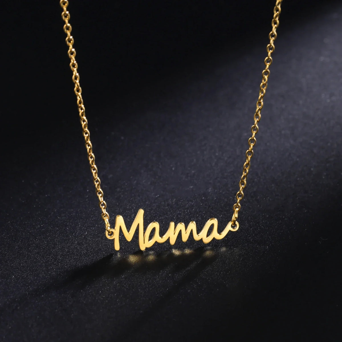NOUVEAU RICHE Amore | Mama Buchstaben-Anhänger-Halskette für Damen