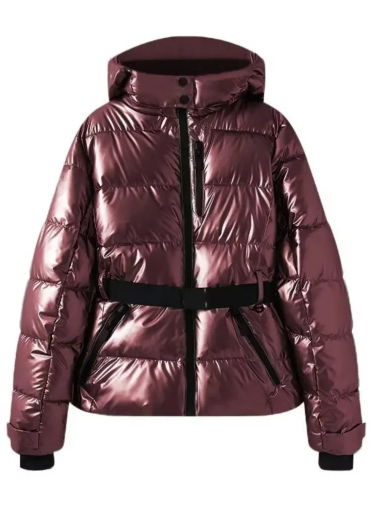 NOUVEAU RICHE Damen Skijacke – Modische Winterjacke mit Kapuze und Taillengürtel Weinrot