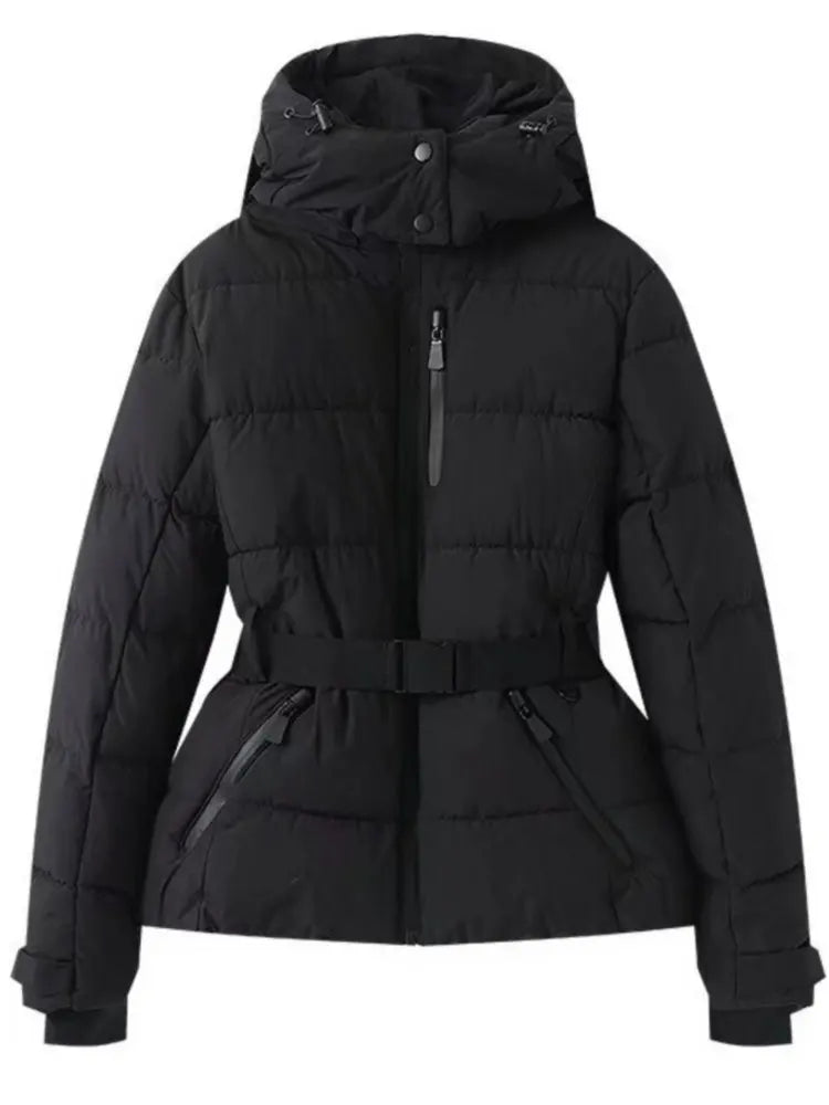 NOUVEAU RICHE Damen Skijacke – Modische Winterjacke mit Kapuze und Taillengürtel Schwarz