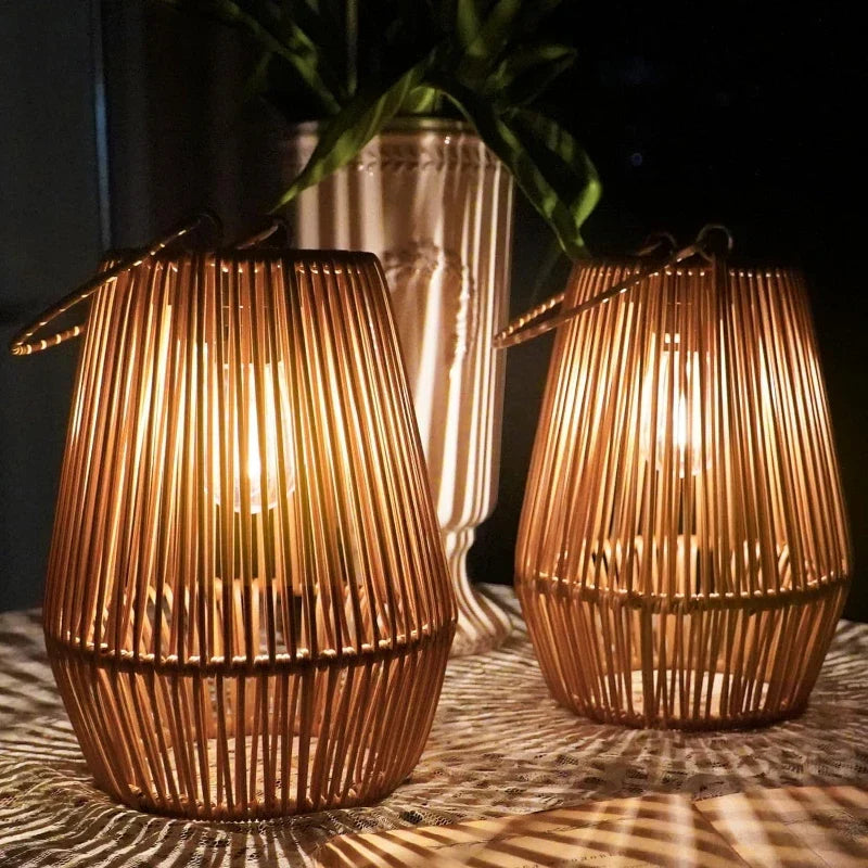 NOUVEAU RICHE Solarlaterne im Rattan-Look – Solar Gartenlaterne mit LED & Dämmerungssensor, wasserdicht IP65, kabellos, 21 cm