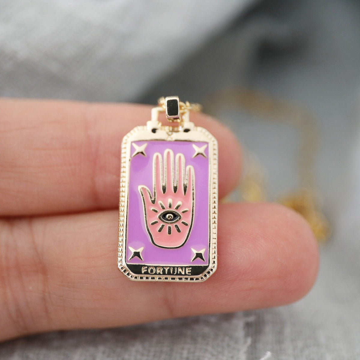NOUVEAU RICHE Tarotkarten-Halskette – Tarot Anhänger Halskette aus Edelstahl, Sonne, Mond, Stern & Welt, jede mit eigener Bedeutung – Amore Hand