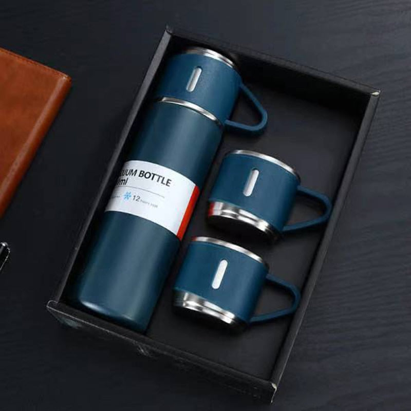 NOUVEAU RICHE Edelstahl-Thermoskanne | Die ideale Thermoskanne für unterwegs Blau + 2 Becher
