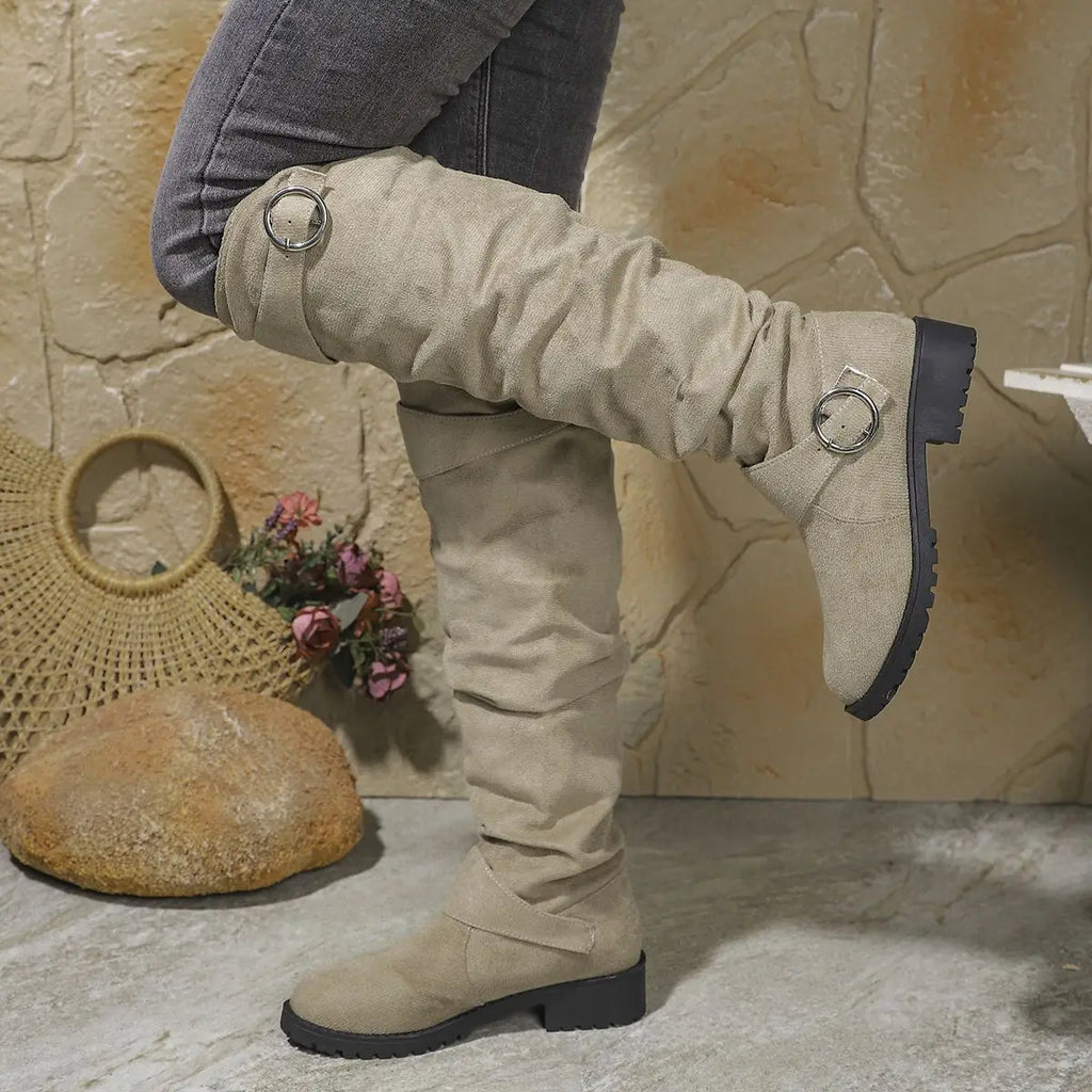 Dôre | Kniehohe Stiefel für Damen | Niedriger Block mit dekorativen Ringakzenten