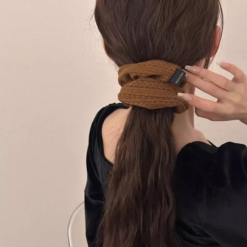 Luna | Vintage Strickmuster-Haargummi für Damen & Mädchen - Oversize gestricktes elastisches Haarband & süßer Retro-Zopfhalter Mode-Haaraccessoire