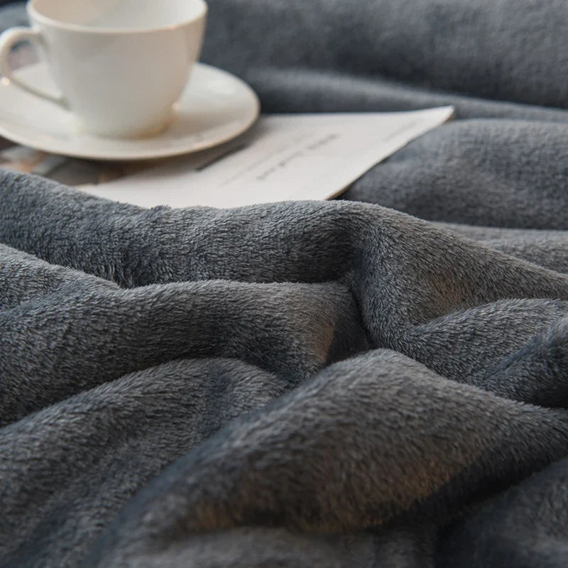 NOUVEAU RICHE Doppelseitige Flanell & Fleece Kuscheldecke – Weiche warme Decke für Bett und Sofa, 12 Farben, 5 Grössen