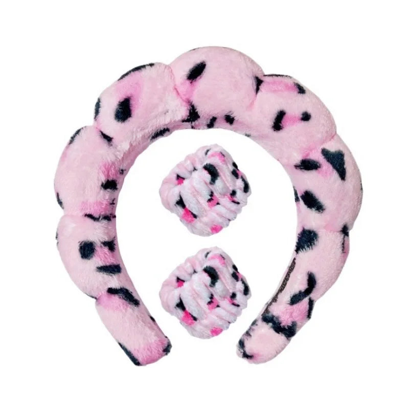 NOUVEAU RICHE Plüsch Spa-Haarband & Armband Set – Flauschiges Kosmetik Stirnband mit Handgelenk-Tüchern fürs Gesichtwaschen, 12 Farben – Fluffiea Dalmatiner Pink