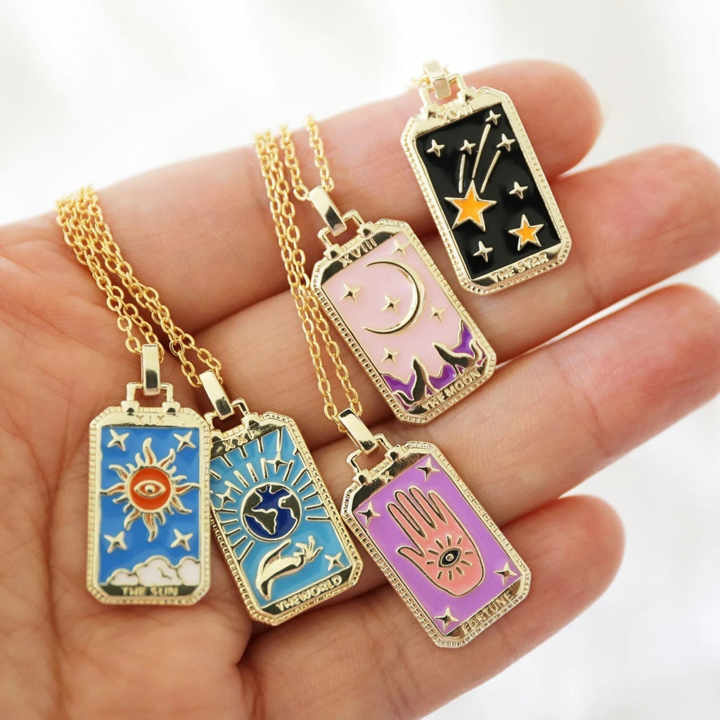 NOUVEAU RICHE Tarotkarten-Halskette – Tarot Anhänger Halskette aus Edelstahl, Sonne, Mond, Stern & Welt, jede mit eigener Bedeutung – Amore