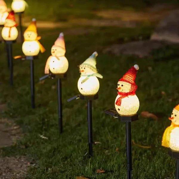 NOUVEAU RICHE Solarbetriebene Schneemannlampe – Solar Gartenleuchte Schneemann, Weihnachtsdeko Aussen, 1+1 Gratis – SolarSnow