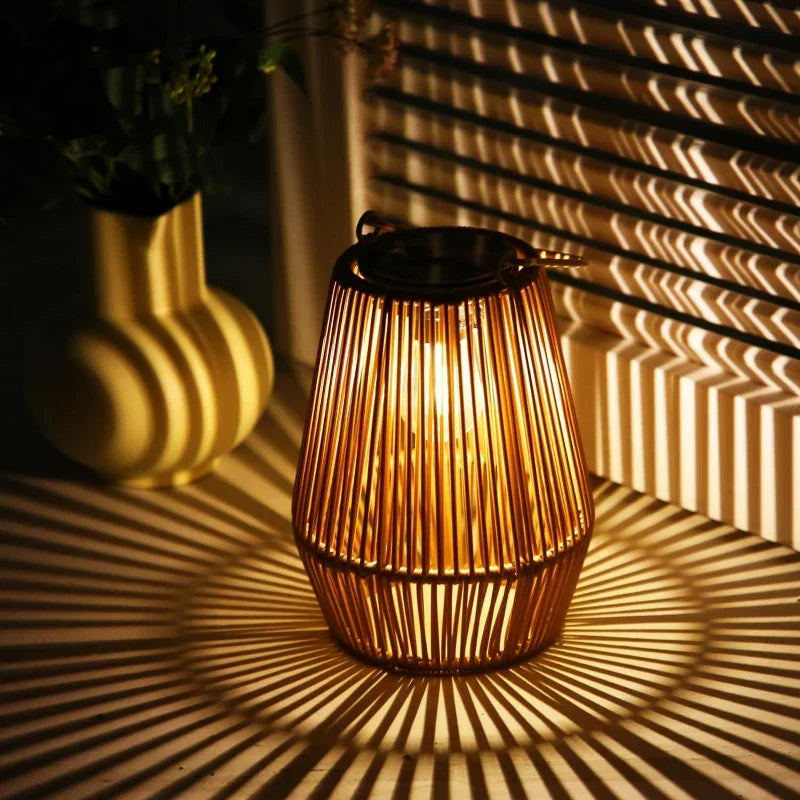 NOUVEAU RICHE Solarlaterne im Rattan-Look – Solar Gartenlaterne mit LED & Dämmerungssensor, wasserdicht IP65, kabellos, 21 cm