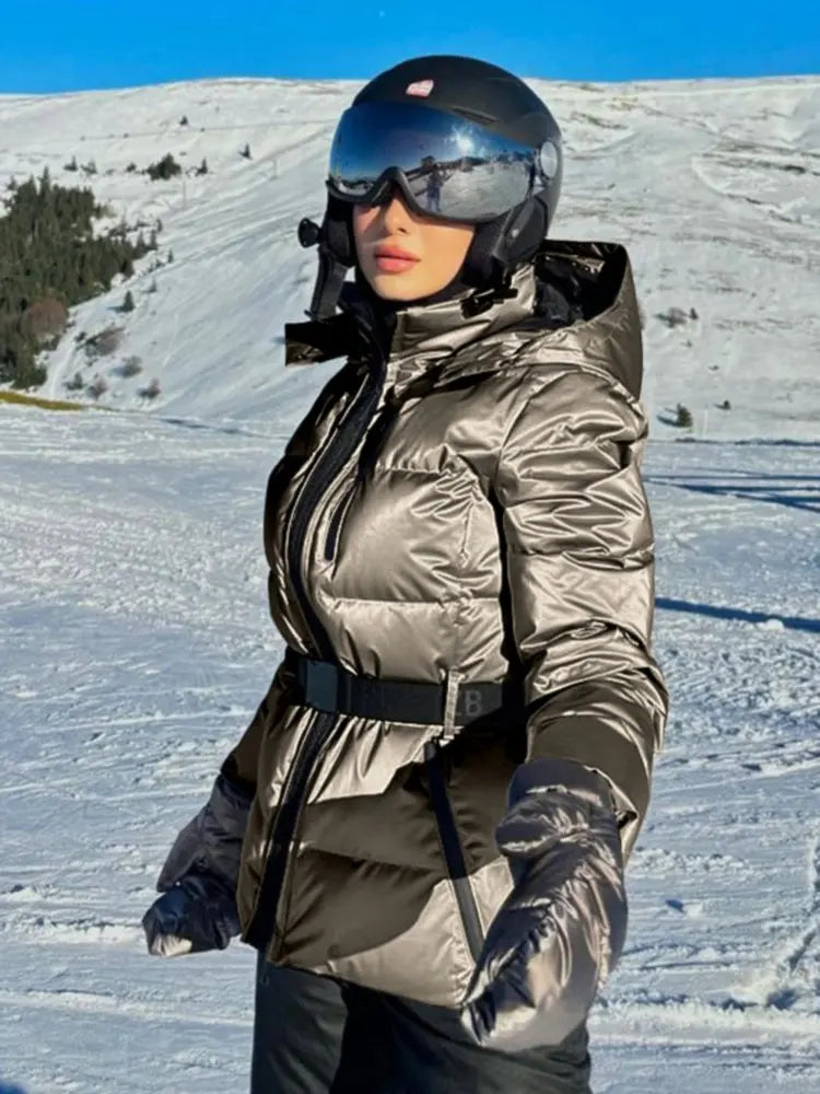 NOUVEAU RICHE Damen Skijacke – Modische Winterjacke mit Kapuze und Taillengürtel