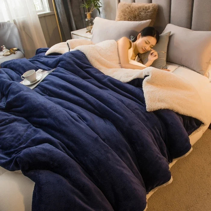 NOUVEAU RICHE Doppelseitige Flanell & Fleece Kuscheldecke – Weiche warme Decke für Bett und Sofa, 12 Farben, 5 Grössen Marineblau