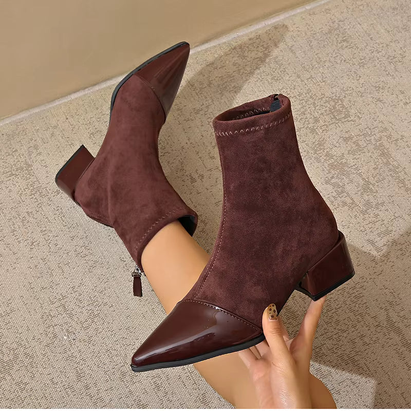 NOUVEAU RICHE Luna | Elegante Wildleder-Stiefeletten mit Lackdetails & Bequemem Blockabsatz
