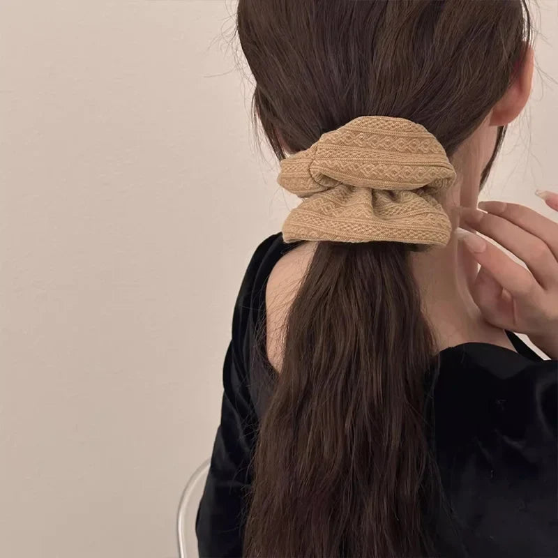 Luna | Vintage Strickmuster-Haargummi für Damen & Mädchen - Oversize gestricktes elastisches Haarband & süßer Retro-Zopfhalter Mode-Haaraccessoire