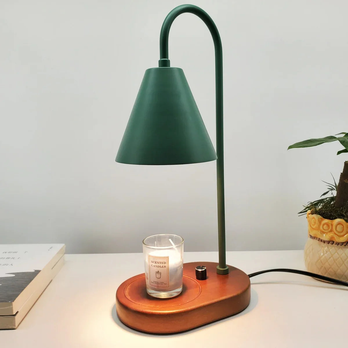 NOUVEAU RICHE Kerzenwärmer mit Dimmer – Candle Warmer Lampe mit Holzfuss & Metallschirm für Duftkerzen, ohne Flamme, inkl. 2 Lampen, 3 Farben Grün
