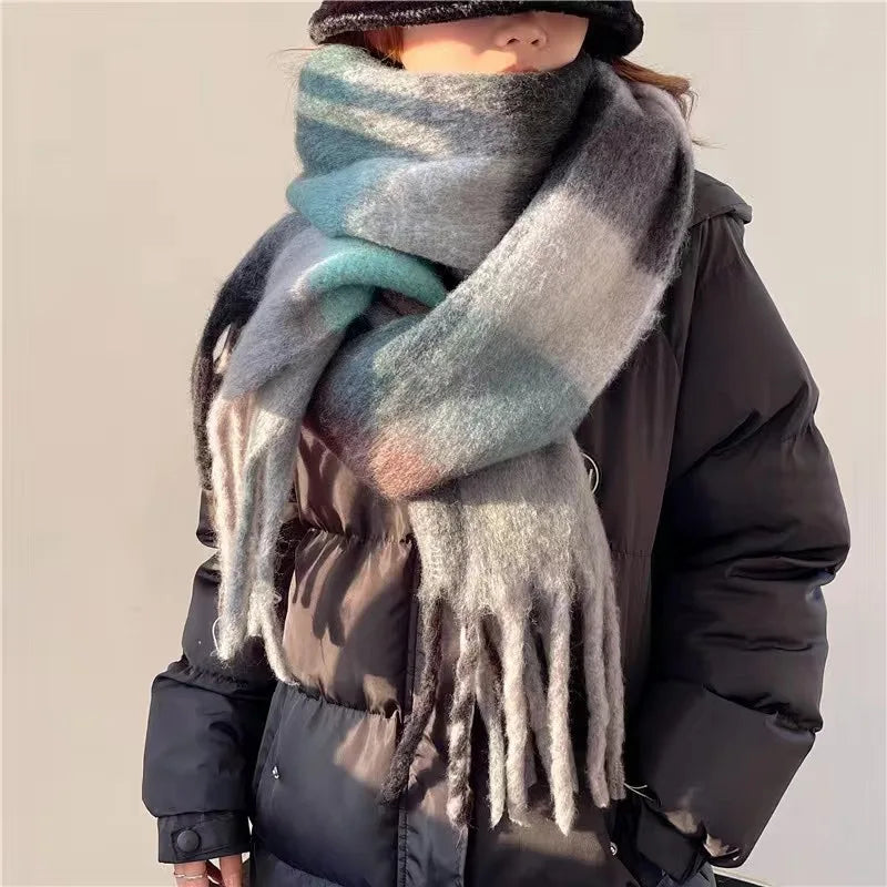 NOUVEAU RICHE Grosser Winterschal – Weicher Damenschal mit Farbverlauf & Fransen, warm, 7 Farben – Luna Weiss