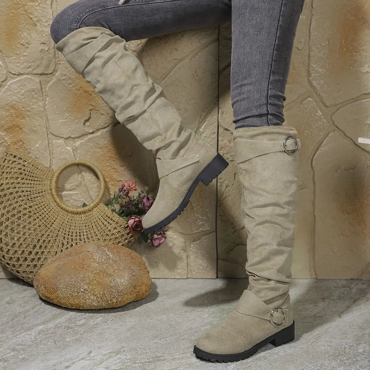 Dôre | Kniehohe Stiefel für Damen | Niedriger Block mit dekorativen Ringakzenten