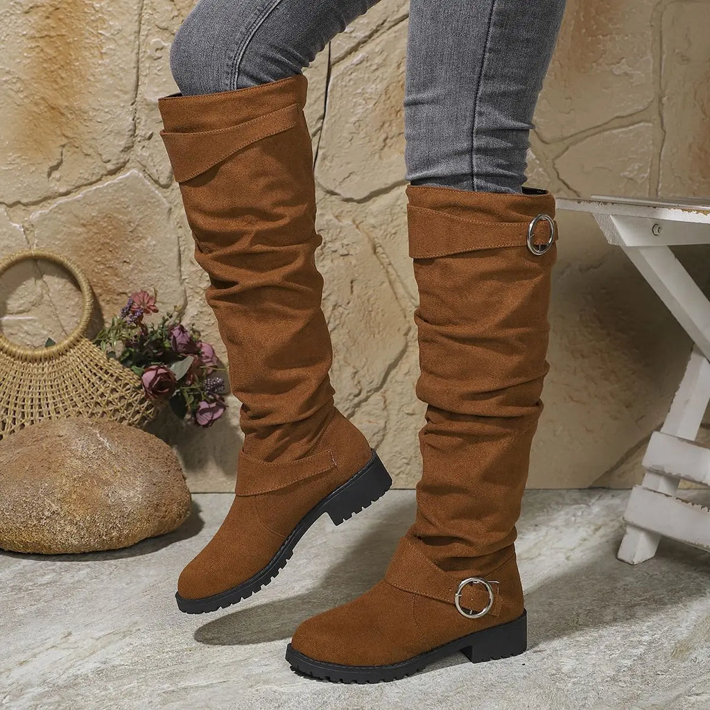 Dôre | Kniehohe Stiefel für Damen | Niedriger Block mit dekorativen Ringakzenten