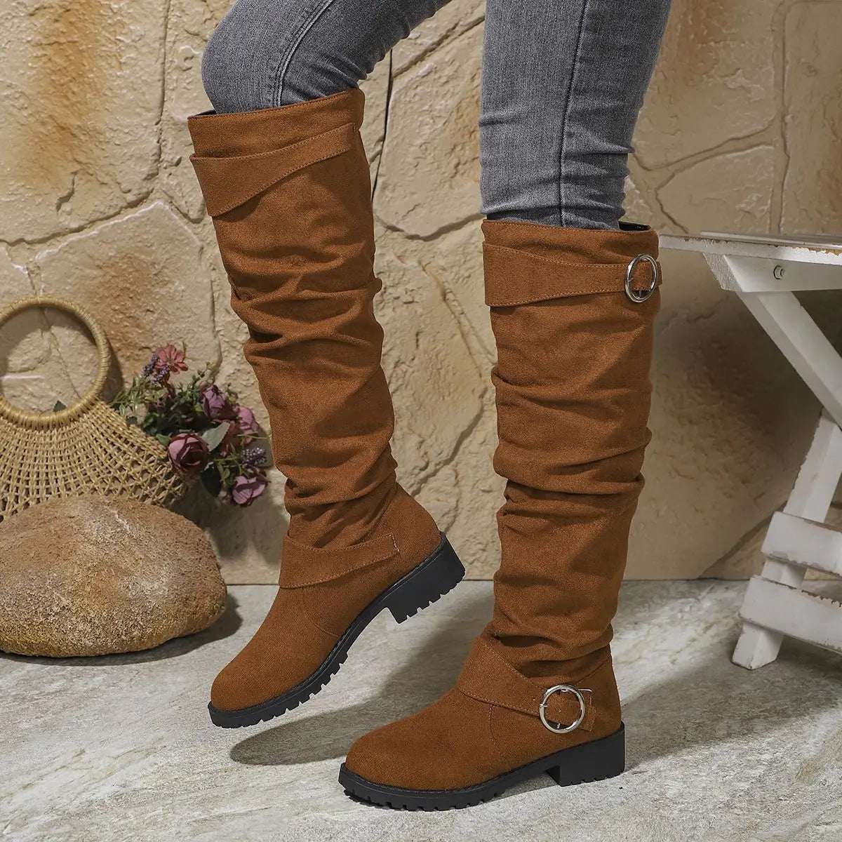 Dôre | Kniehohe Stiefel für Damen | Niedriger Block mit dekorativen Ringakzenten