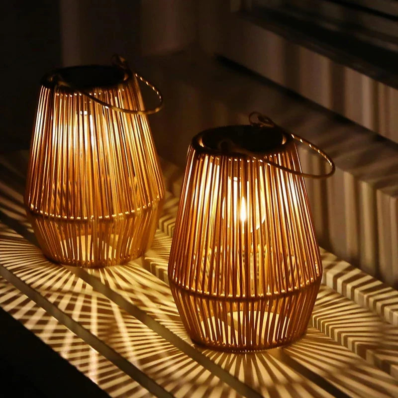 NOUVEAU RICHE Solarlaterne im Rattan-Look – Solar Gartenlaterne mit LED & Dämmerungssensor, wasserdicht IP65, kabellos, 21 cm