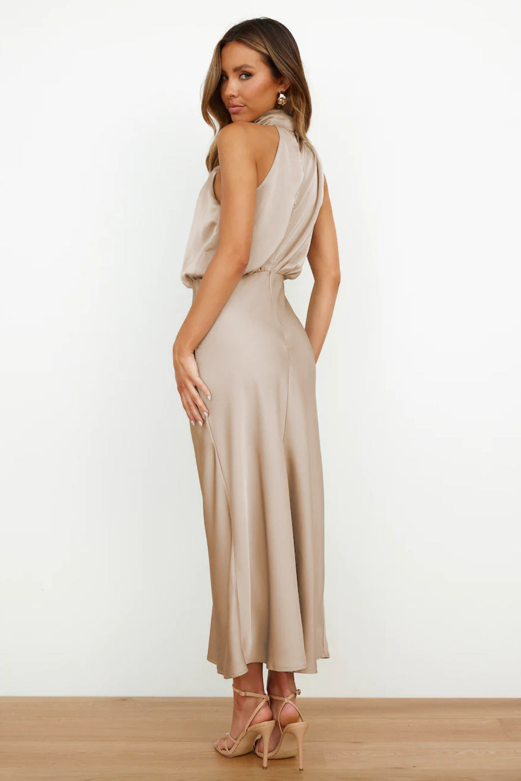 NOUVEAU RICHE Sahara Drapé Kleid Mit Hohem Kragen Und Drapierter Silhouette