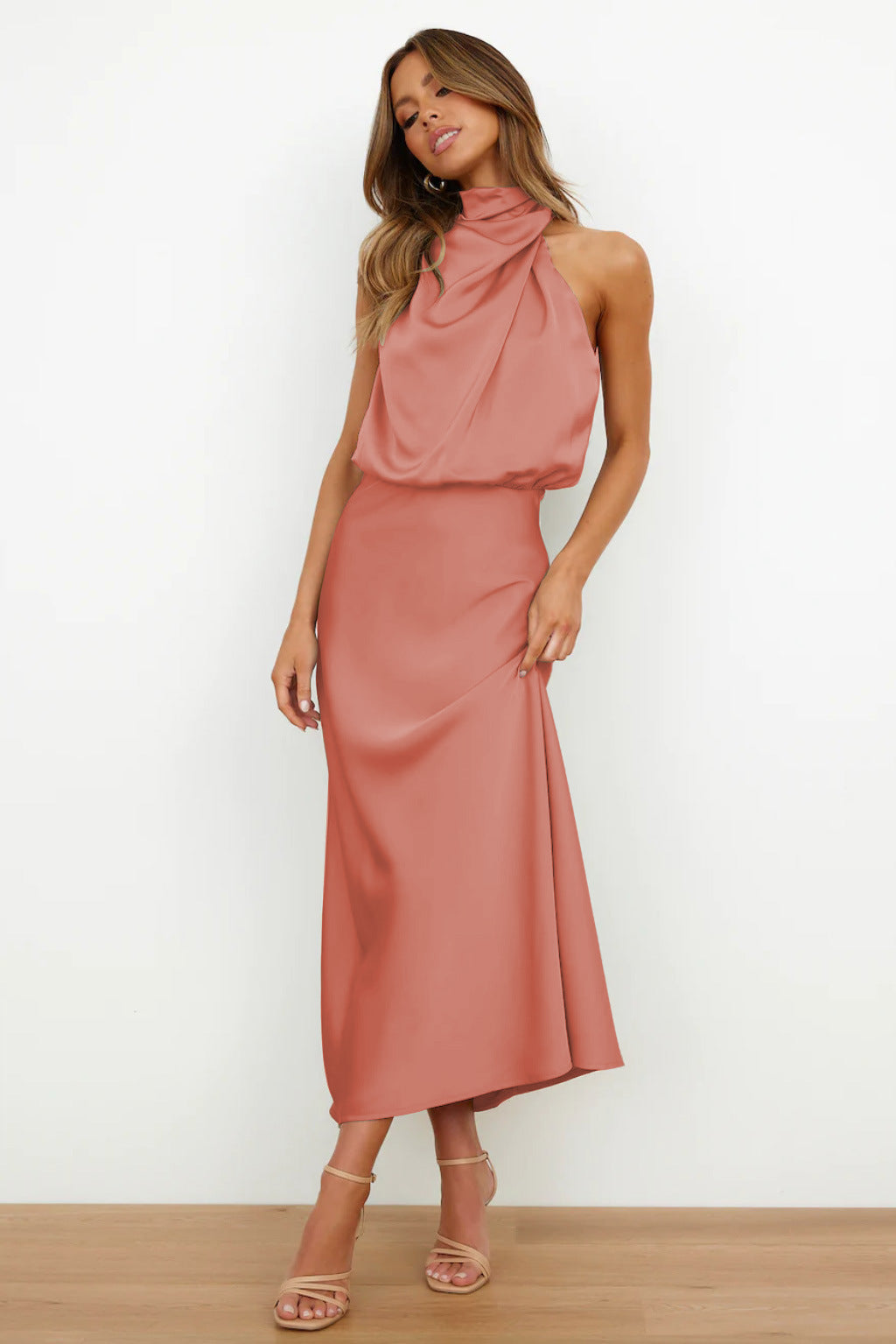 NOUVEAU RICHE Sahara Drapé Kleid Mit Hohem Kragen Und Drapierter Silhouette Lachs