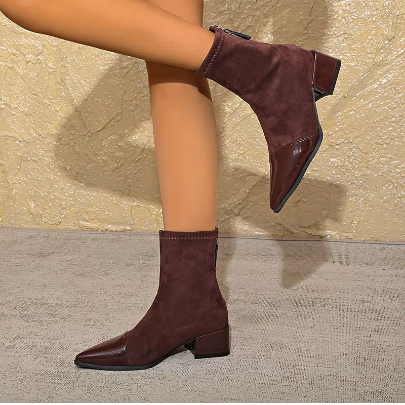 NOUVEAU RICHE Luna | Elegante Wildleder-Stiefeletten mit Lackdetails & Bequemem Blockabsatz