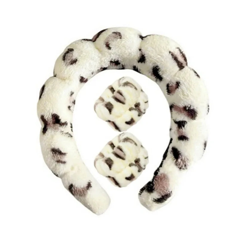 NOUVEAU RICHE Plüsch Spa-Haarband & Armband Set – Flauschiges Kosmetik Stirnband mit Handgelenk-Tüchern fürs Gesichtwaschen, 12 Farben – Fluffiea Hellbraun