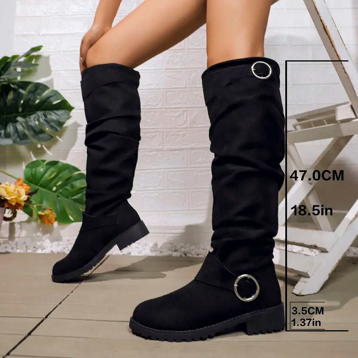 Dôre | Kniehohe Stiefel für Damen | Niedriger Block mit dekorativen Ringakzenten