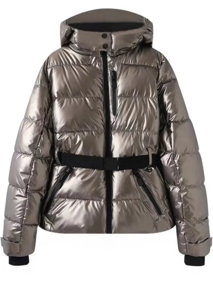 NOUVEAU RICHE Damen Skijacke – Modische Winterjacke mit Kapuze und Taillengürtel Silber