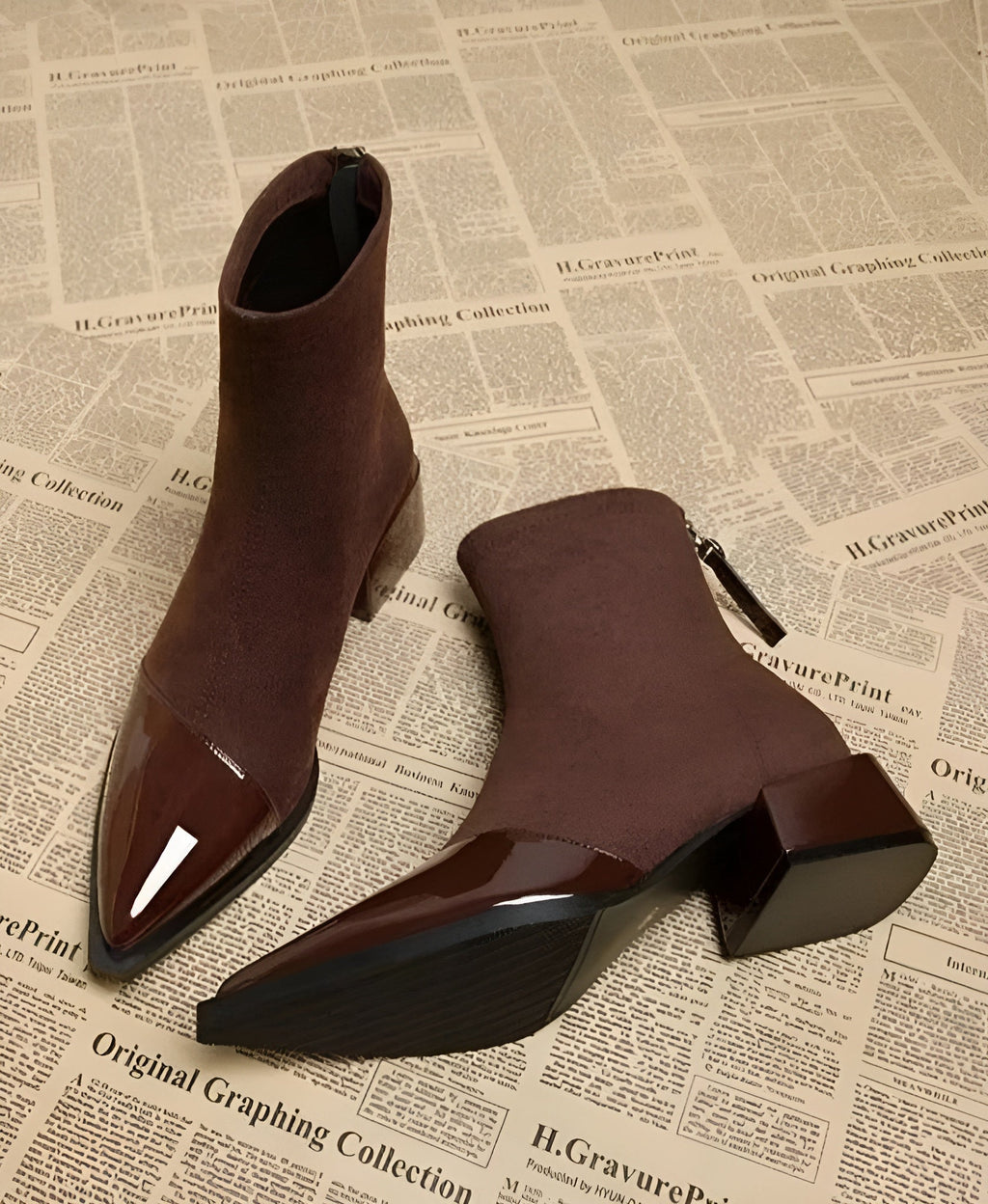 NOUVEAU RICHE Luna | Elegante Wildleder-Stiefeletten mit Lackdetails & Bequemem Blockabsatz Braun