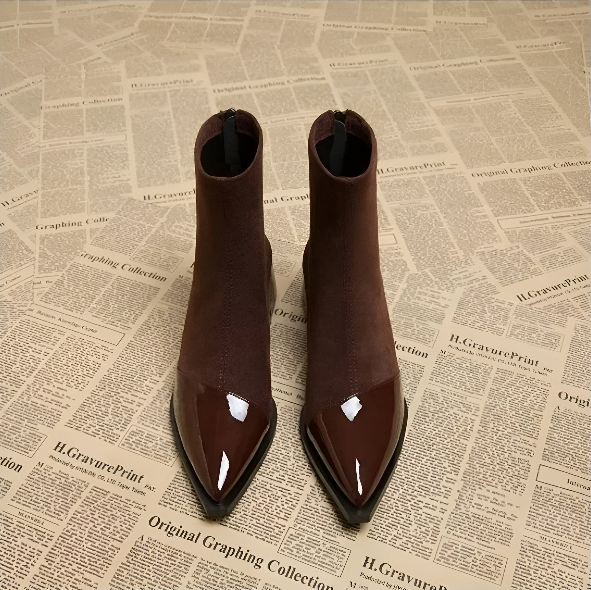 NOUVEAU RICHE Luna | Elegante Wildleder-Stiefeletten mit Lackdetails & Bequemem Blockabsatz