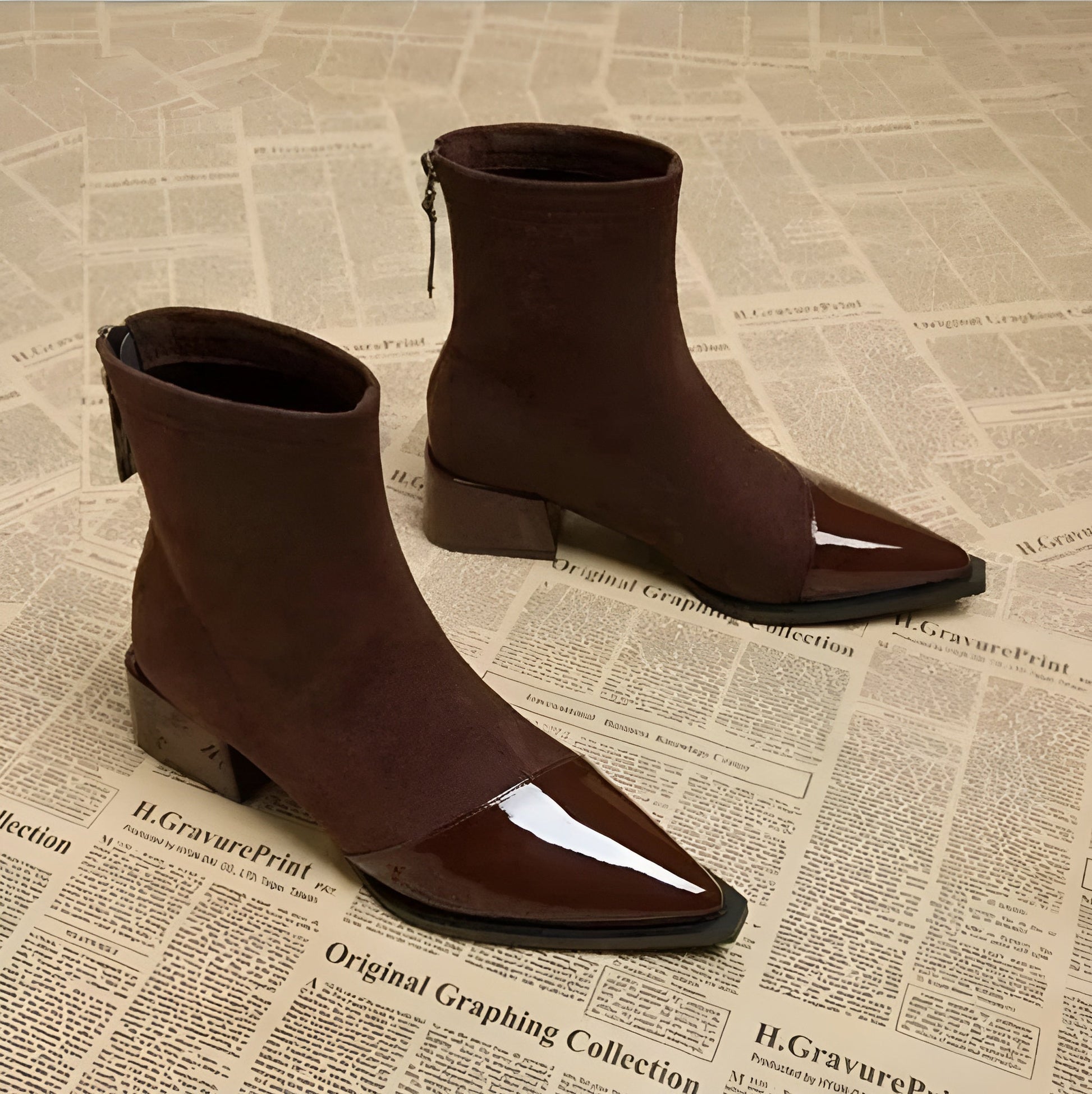 NOUVEAU RICHE Luna | Elegante Wildleder-Stiefeletten mit Lackdetails & Bequemem Blockabsatz