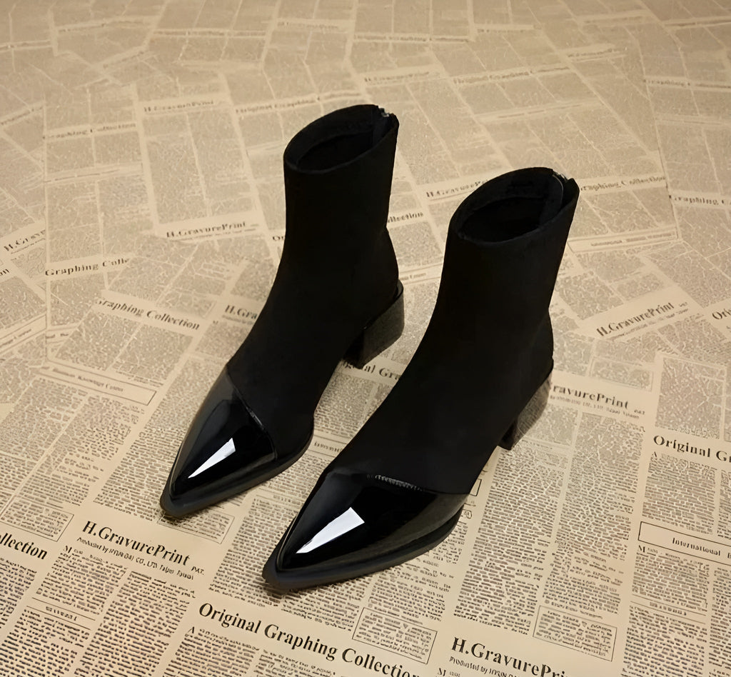 NOUVEAU RICHE Luna | Elegante Wildleder-Stiefeletten mit Lackdetails & Bequemem Blockabsatz Schwarz
